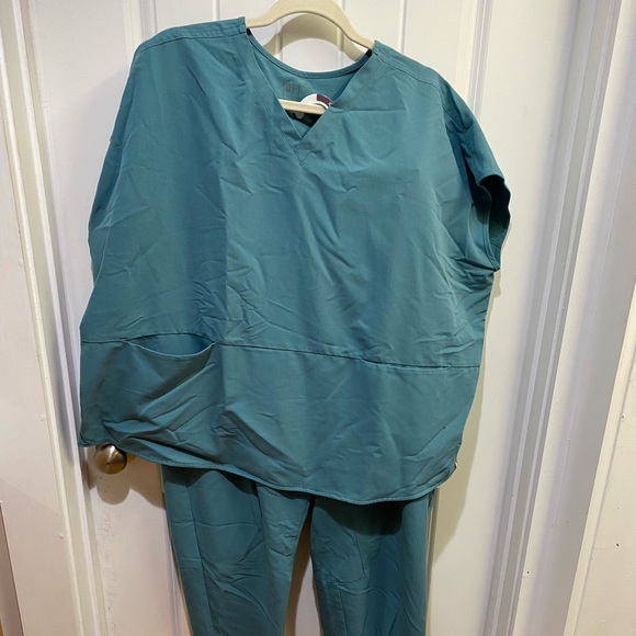 XXL FIGS Scrubs - Picture 1 of 1